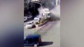 Freni boşalan kamyon 8 araca böyle çarptı