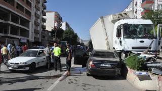 Freni boşalan kamyon 8 araca çarptı