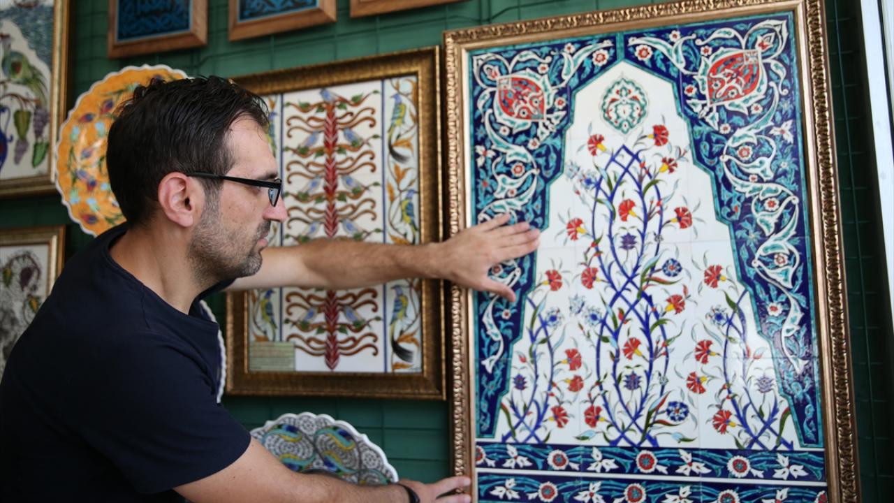 Çini sanatını hem icra ediyor hem de öğretiyor