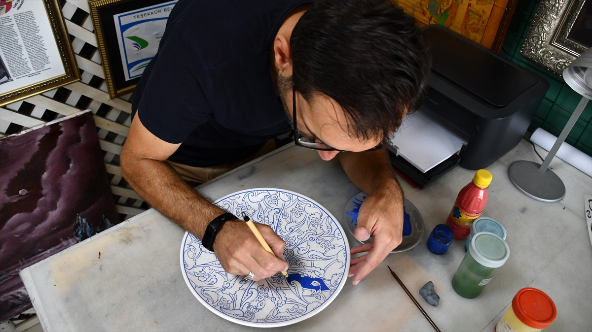 Çini sanatını hem icra ediyor hem de öğretiyor
