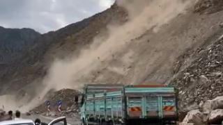 Artvin'de kara yolundaki heyelan kamerada