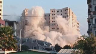 Dinamitle patlatılan 16 katlı rezidans yerle bir oldu