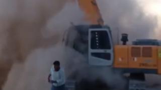 Hasarlı bina tek dokunuşla yıkıldı