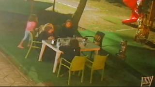 Kaydıraktan düşmek üzere olan çocuğu bir başka çocuk kurtardı