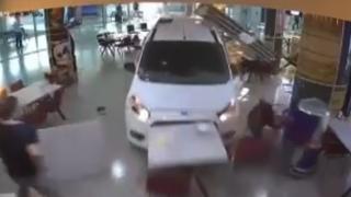 Fren yerine gaza basan sürücü terminale daldı