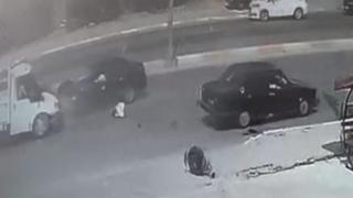 Denizli'de bir otomobil karşı şeride geçip 2 araca çarptı