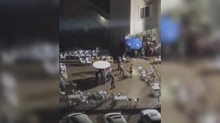 Düğünde sağanağa aldırış etmeden oynadılar