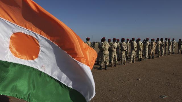 Nijer Savunma Bakanlığı, Niamey'deki askeri hareketliliğin kontrol altına alındığını açıkladı haber görseli