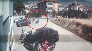 Sahipsiz köpeklerin saldırdığı çocuğu babası kurtardı