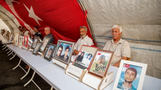 Babalar da Diyarbakır anneleriyle omuz omuza evlat mücadelesini sürdürüyor