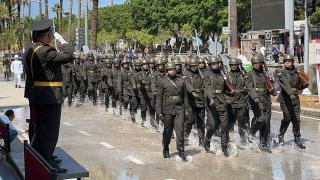 İskenderun'da deniz yükseldi, geçit töreni su içinde tamamlandı