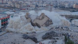 Hatay'daki 16 katlı rezidansın son bloğu da dinamitle yıkıldı