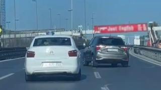 Yol verme tartışması trafiği tehlikeye soktu: O anlar kamerada