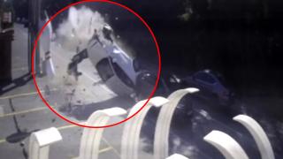 Sarıyer'de bowling heykeline çarpan otomobil takla attı