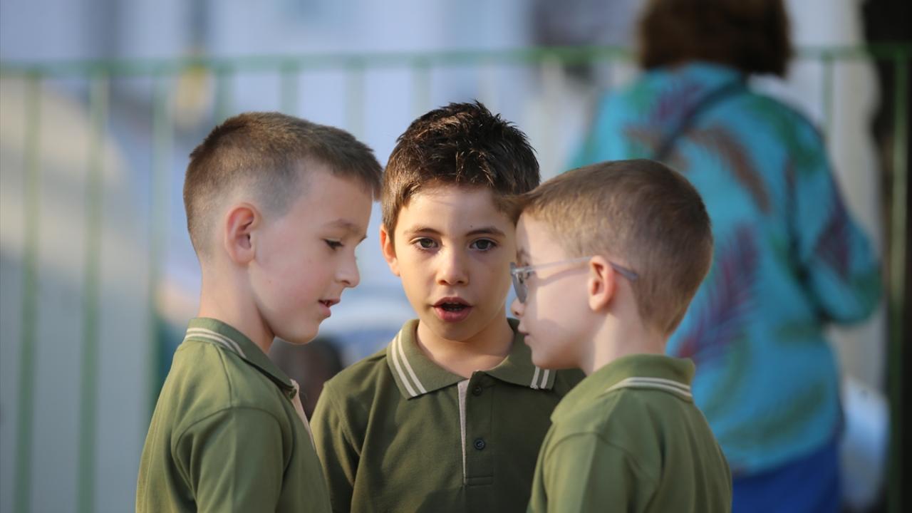 Uyum eğitimine katılacak öğrenciler için ücretsiz kitap dağıtıldı