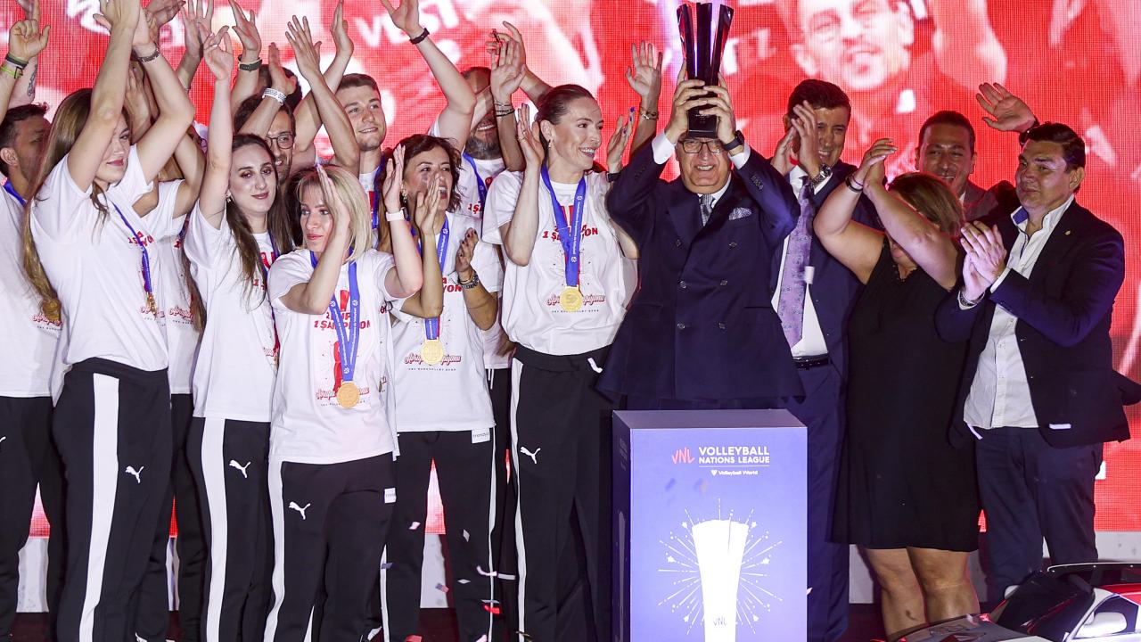 Büyük bir alkış eşliğinde sözlerine başlayan Mehmet Akif Üstündağ, şunları kaydetti: