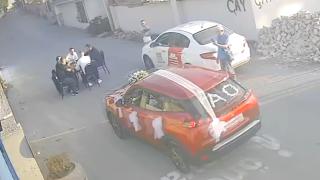 Okey masası kurarak düğün konvoyunun önünü kestiler