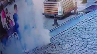 Yolda yürürken telefonu bir anda yanmaya başladı: O anlar kamerada