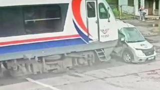 Kapalı bariyere rağmen hemzemin geçitten geçerken tren çarptı