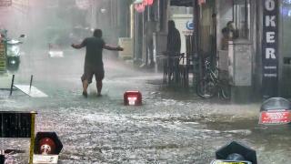 Uşak'ta şiddetli yağmur ve dolu etkili oldu