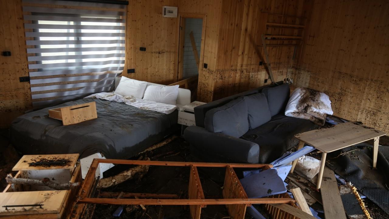 Sel bungalovları sürükledi