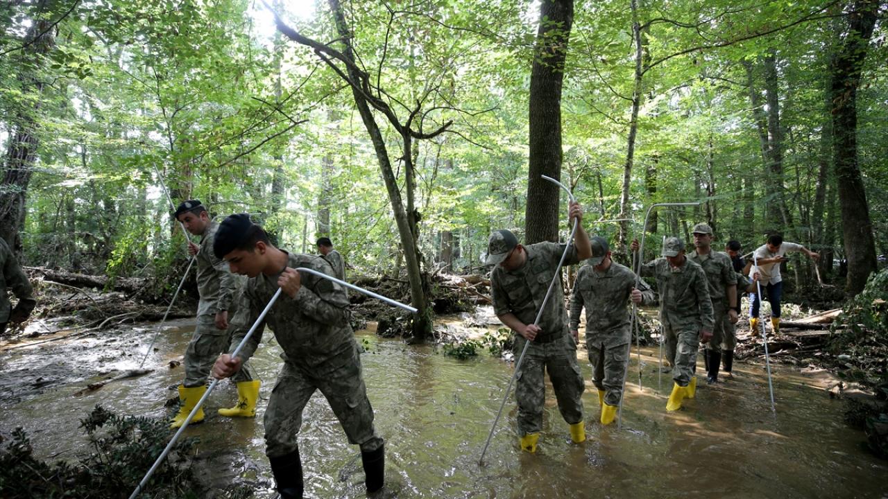 "Kayıp bir kişiyi arama-kurtarma çalışmaları 890 kişilik ekiple devam ediyor"