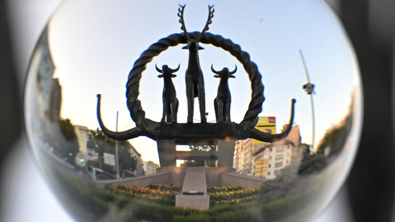 Hitit Güneş Kursu Heykeli