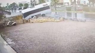 Bodrum'da midibüs dere yatağına devrildi: 23 yaralı