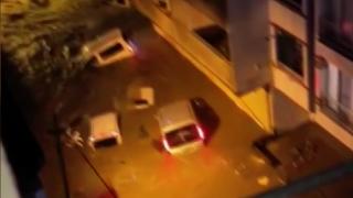 Küçükçekmece'de sel anı kamerada