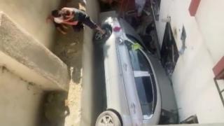 Çocukların el frenini indirdiği otomobil apartmanın bahçesine düştü