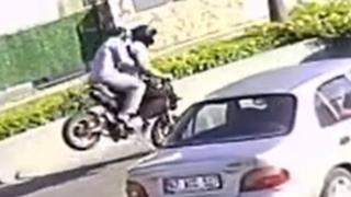 Ani fren yapan motosikletli böyle takla attı