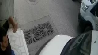 Aracın altında kalmaktan son anda kurtuldular: O anlar kamerada