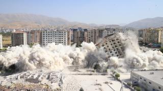 Ağır hasarlı iki bina patlayıcıyla yıkıldı