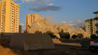 Malatya'da ağır hasarlı binalar böyle yıkılıyor