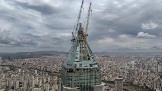 Avrupa'nın en yüksek binası Merkez Bankası'nın çatısını dağcı ekipler kuruyor