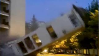 Yıkım sırasında duvarın caddeye devrildiği anlar kamerada