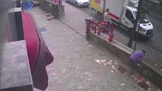 Esnafın elindeki 10 bin euro rüzgarda etrafa saçıldı