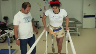 Depremde bacağını kaybeden Aybüke proteziyle ayağa kalktı