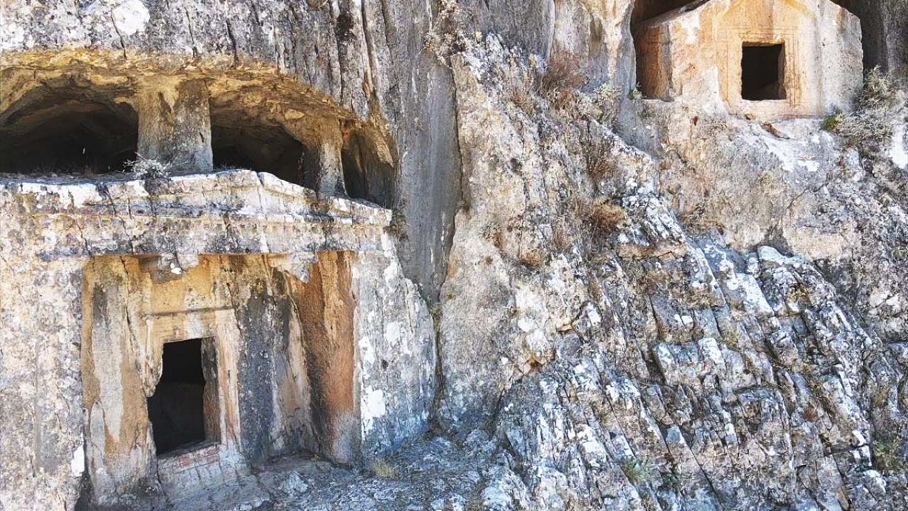 Tiyatro ana kaya tıraşlanarak yapılmış