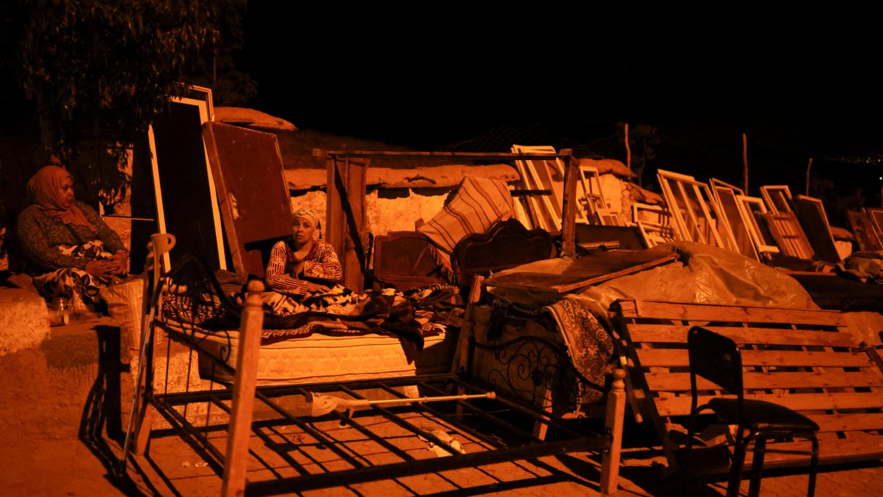 Eyfel Kulesi`nin ışıkları Fas depremi anısına kapatıldı