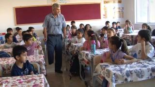 Deprem ondan çok şey alsa da o öğrencilerinden kopamadı
