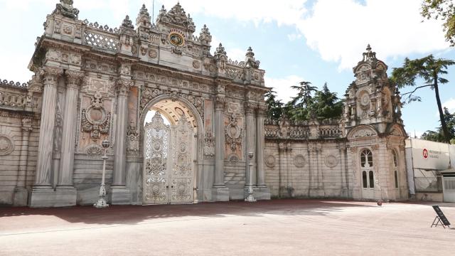 Engelli Çocukların Eserleri Dolmabahçe Sarayı'nda Sergileniyor