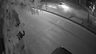 Aracın altında kalmaktan son anda kurtuldu