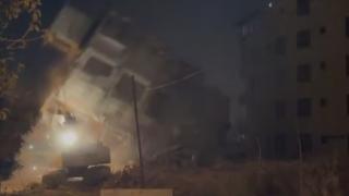 6 katlı bina iş makinesinin üzerine çöktü: O anlar kamerada