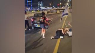 İsrail’de hükümet karşıtı protestolarda bir araç göstericilerin arasına daldı