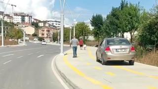 Boş yol yerine kaldırımdan gitti, yayalara korna çalıp yol istedi