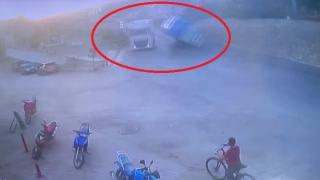 Kontrolden çıkan tır araçlara çarptı: Bisikletli çocuk son anda kurtuldu