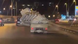 Yatak yüklü kamyonet trafiği tehlikeye attı