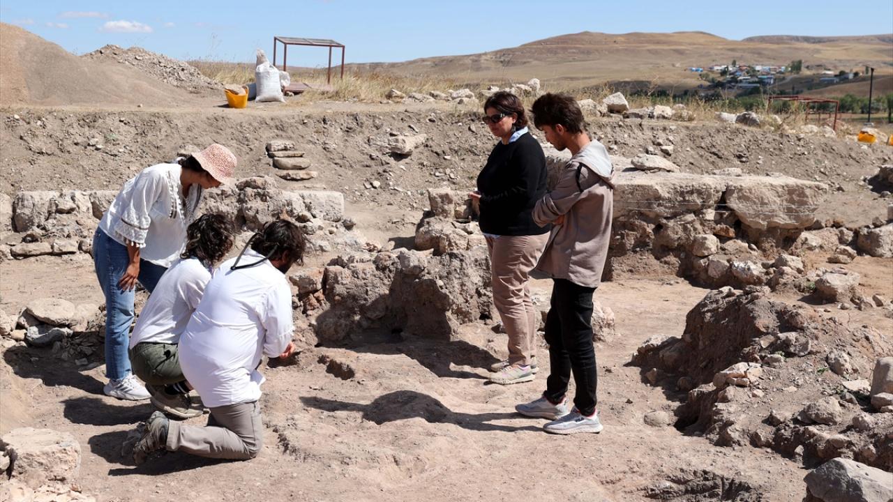 "Festival ve fal metinleri üzerine çivi yazılı tablet parçaları bulundu