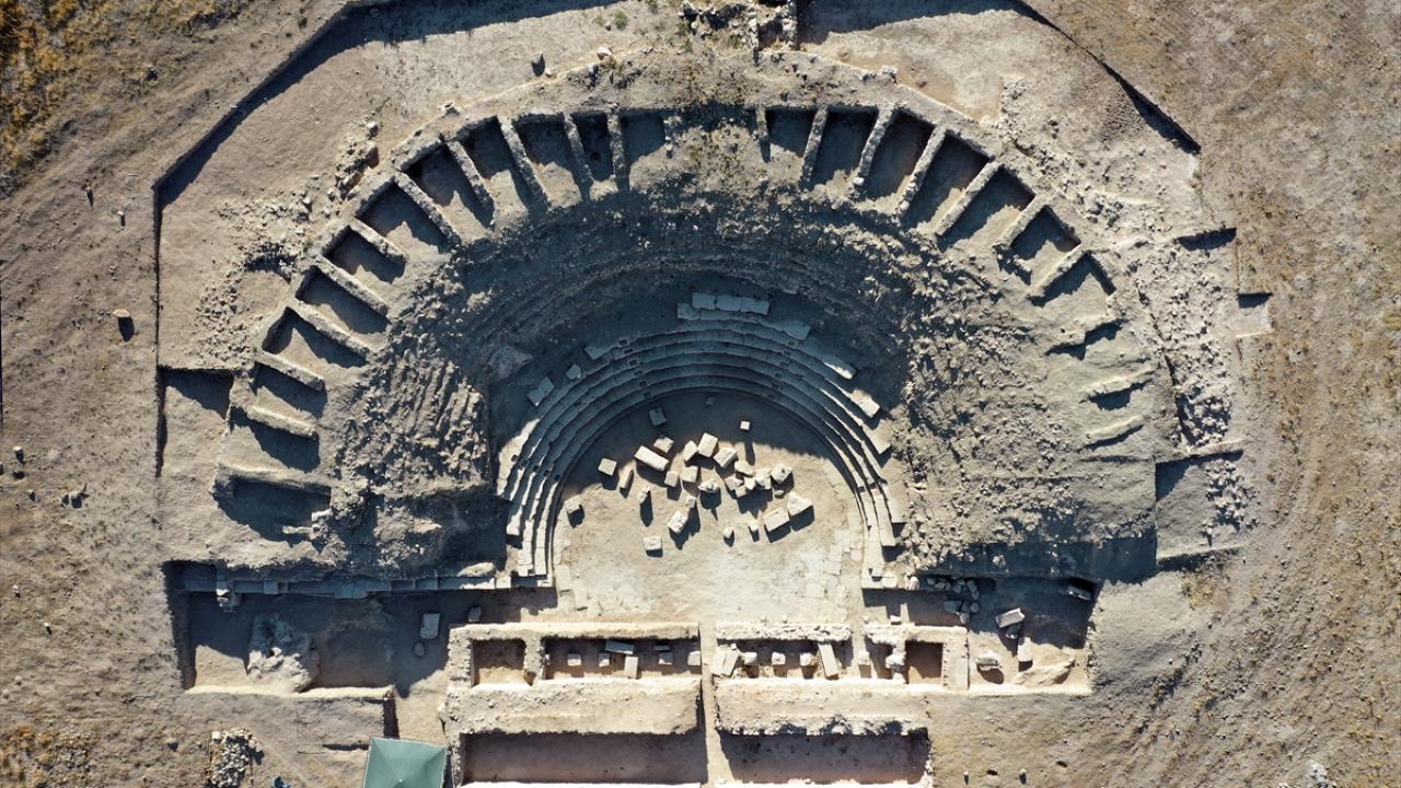 Antik tiyatrodaki kazı çalışmalarında sona gelindi